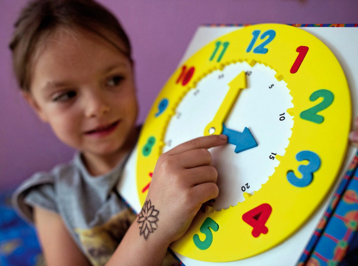 Номер говорящих часов. Часы для детей. Ребенок переводит часы. Children and Clock. Мальчик переводит часы.