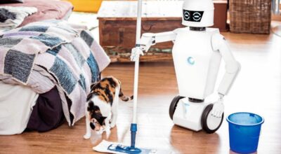 Haushalts Roboter wischt den Boden, autonome Haushaltshilfe mit Wischmop erledigt die Hausarbeit