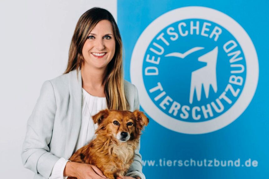 Lea Schmitz, Pressesprecherin des Deutschen Tierschutzbundes mit Hündin Fine