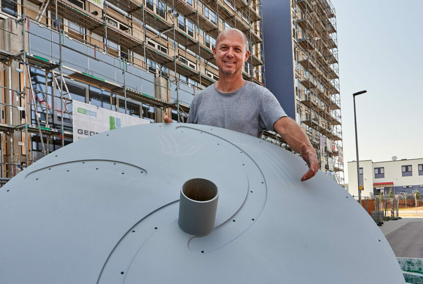 Innovativer Bauherr: Matthias Moloch mit einem Rotorblatt der Windkraftanlage, die zwischenzeitlich auf dem Studentenwohnheim in der Bahnstadt installiert ist.